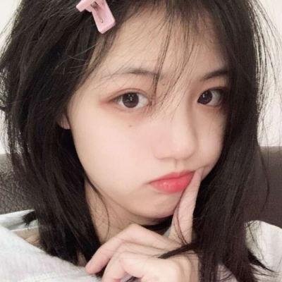 走进酒吧的女孩